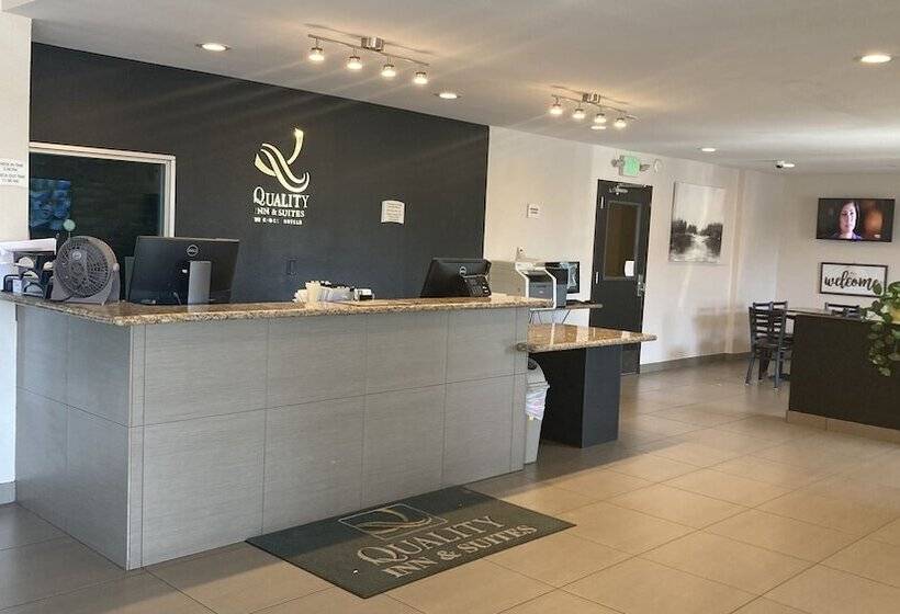 호텔 Quality Inn & Suites Near Downtown Bakersfield
