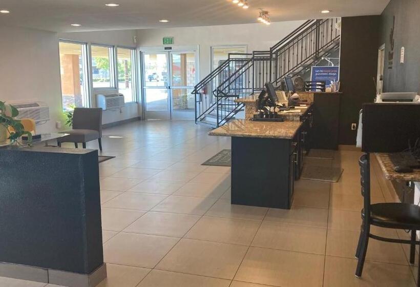 호텔 Quality Inn & Suites Near Downtown Bakersfield