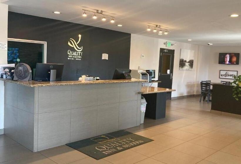 호텔 Quality Inn & Suites Near Downtown Bakersfield