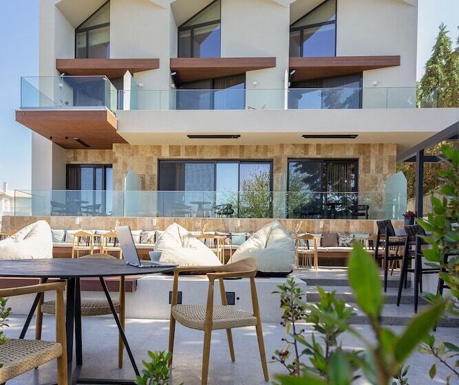 בית מלון כפרי Acro Upscale Residences