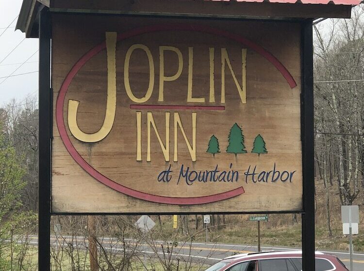 Ji8, Queen Guest Room At The Joplin Inn At Entrance To The Resort, , Just 2 1/2 Miles From Lake Ouac