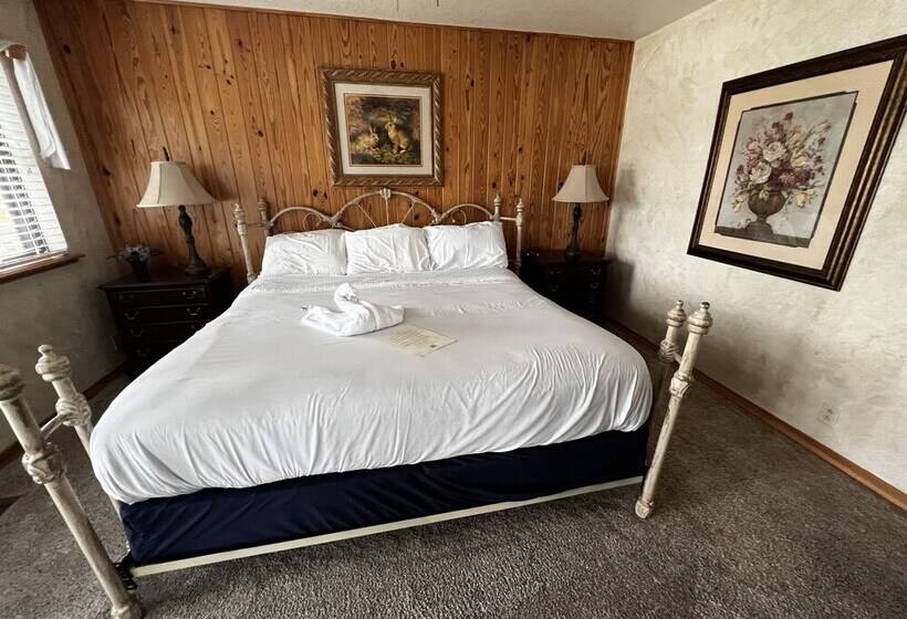 Lake View Two Bedroom, Two Bath Loft, Log Sided Cottage With Private Hot Tub Overlooking Lake Ouachi