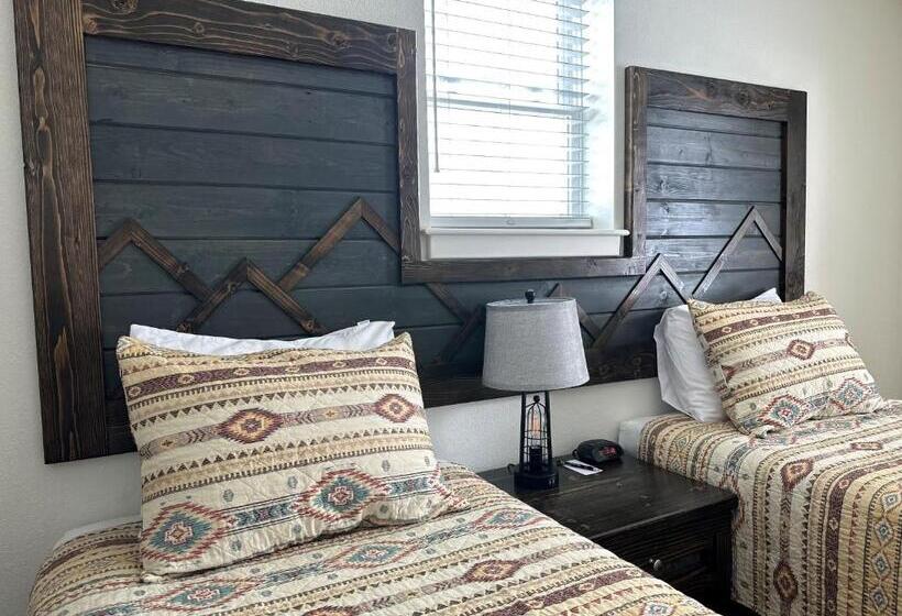 מוטל Pine Lodge