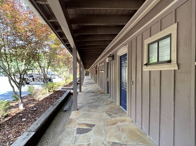 Mountain Harbor Queen Guest Room On Lake Ouachita By Redawning