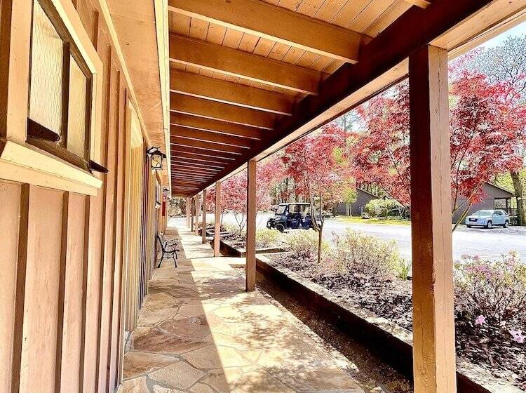 Mountain Harbor Queen Guest Room On Lake Ouachita By Redawning