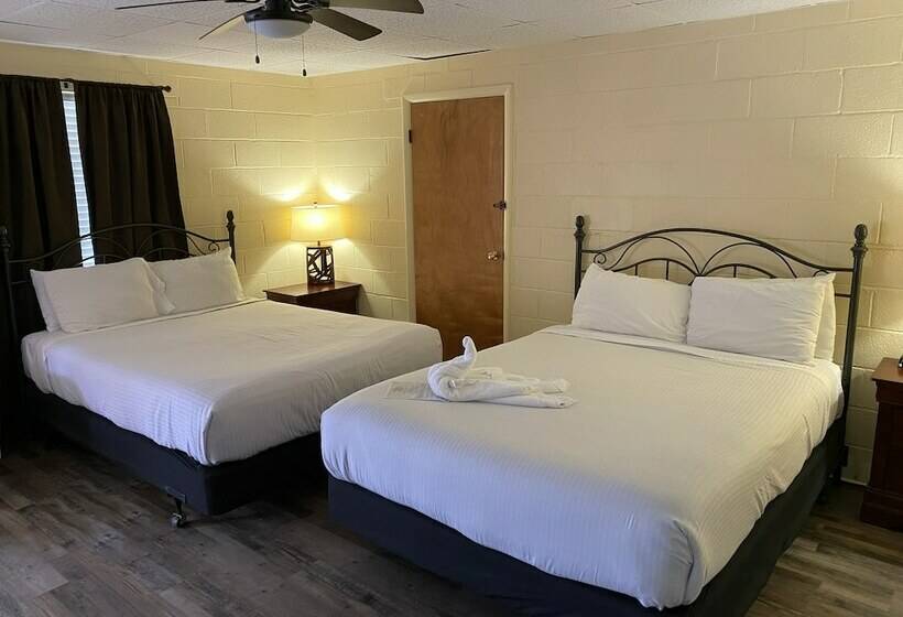 Queen Guest Room Located At The Joplin Inn At The Entrance To Mountain Harbor,, Just 2 1/2 Miles Fro
