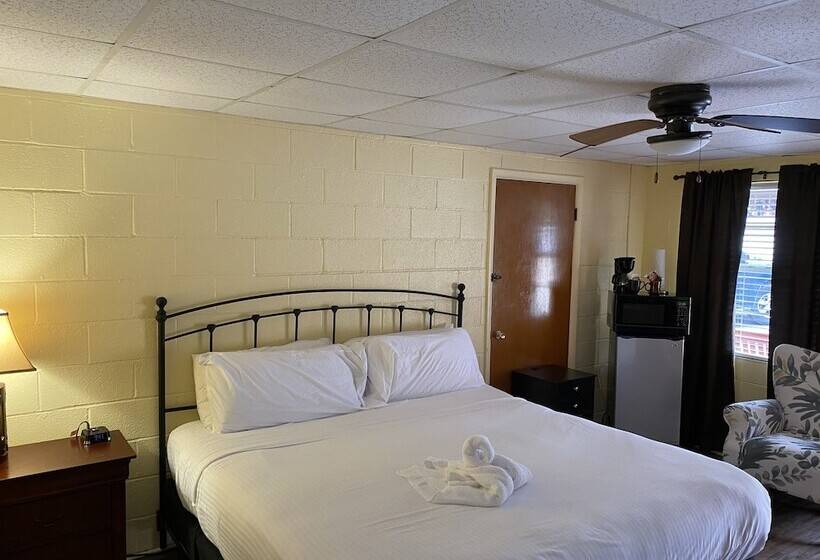 Queen Guest Room Located At The Joplin Inn At The Entrance To Mountain Harbor,, Just 2 1/2 Miles Fro