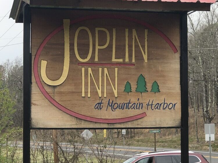 Queen Guest Room Located At The Joplin Inn At The Entrance To Mountain Harbor, Just 2 1/2 Miles From