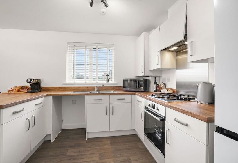 住所  New Luxury 3 Bed House In Oulton Broad Lowestoft