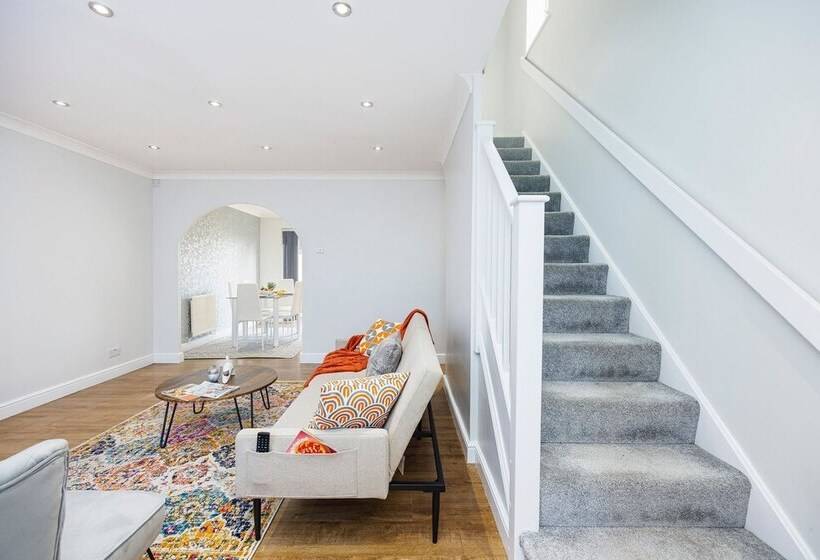 اقامتگاه Newly Refurbished Charming 3 Bed House In Barking