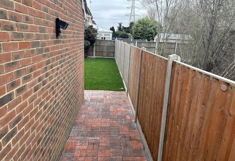 اقامتگاه Newly Refurbished Charming 3 Bed House In Barking