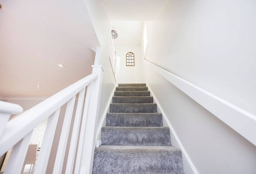 اقامتگاه Newly Refurbished Charming 3 Bed House In Barking