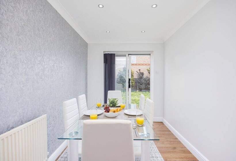 اقامتگاه Newly Refurbished Charming 3 Bed House In Barking