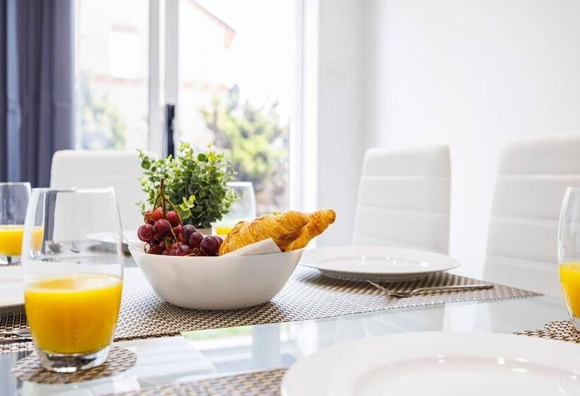 اقامتگاه Newly Refurbished Charming 3 Bed House In Barking