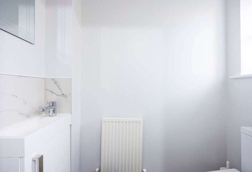 اقامتگاه Newly Refurbished Charming 3 Bed House In Barking