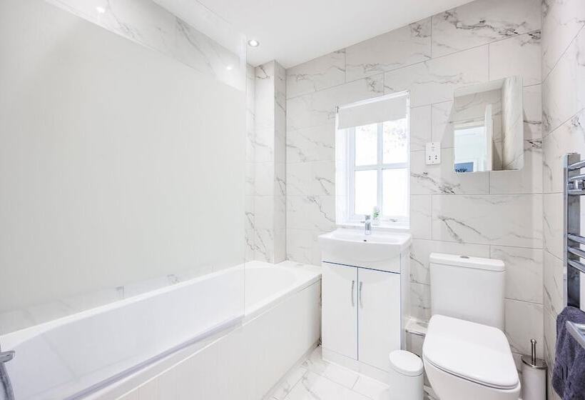 اقامتگاه Newly Refurbished Charming 3 Bed House In Barking