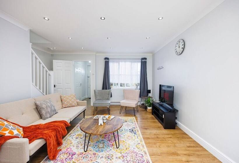 اقامتگاه Newly Refurbished Charming 3 Bed House In Barking
