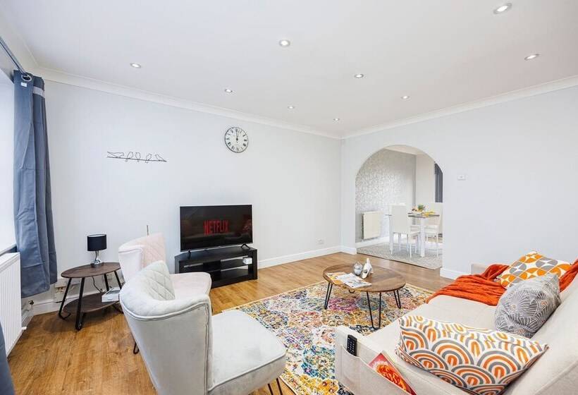 اقامتگاه Newly Refurbished Charming 3 Bed House In Barking