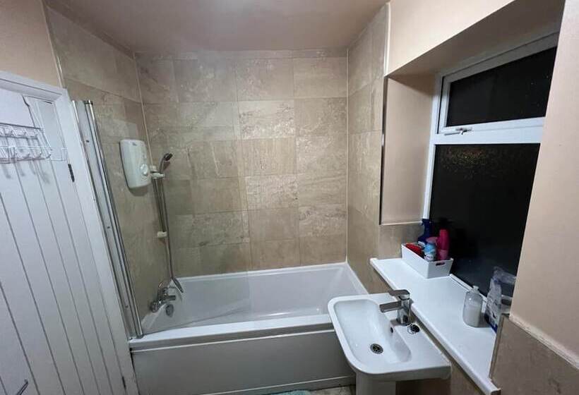 اقامتگاه Remarkable 3 Bed House In Westcliff On Sea