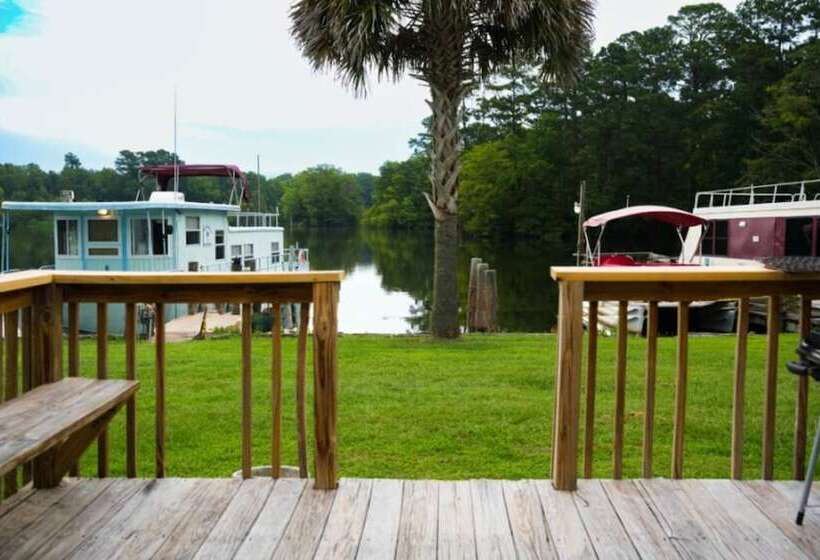 Bells Marina & Resort