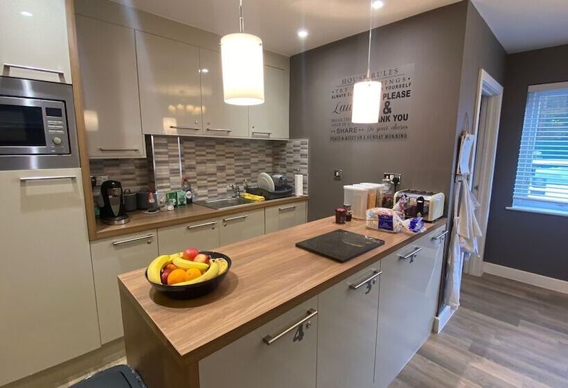 Deepcut Lodge Bed & Breakfast