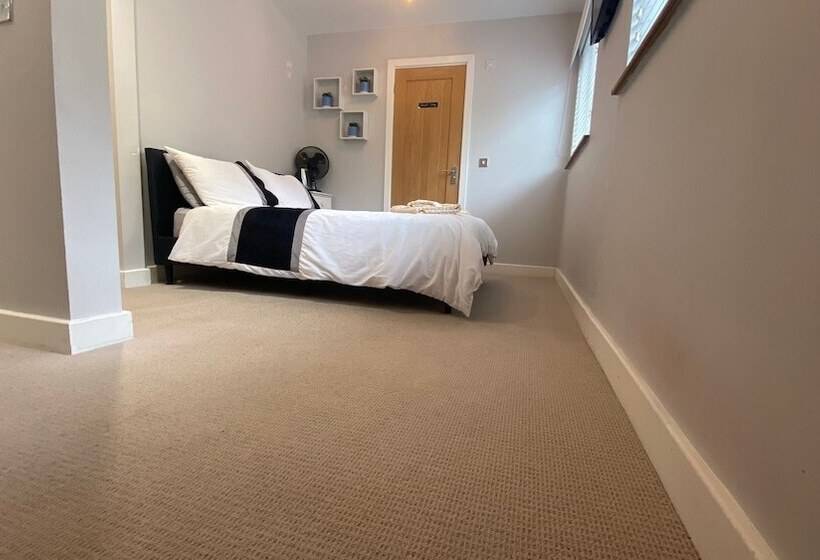 Deepcut Lodge Bed & Breakfast