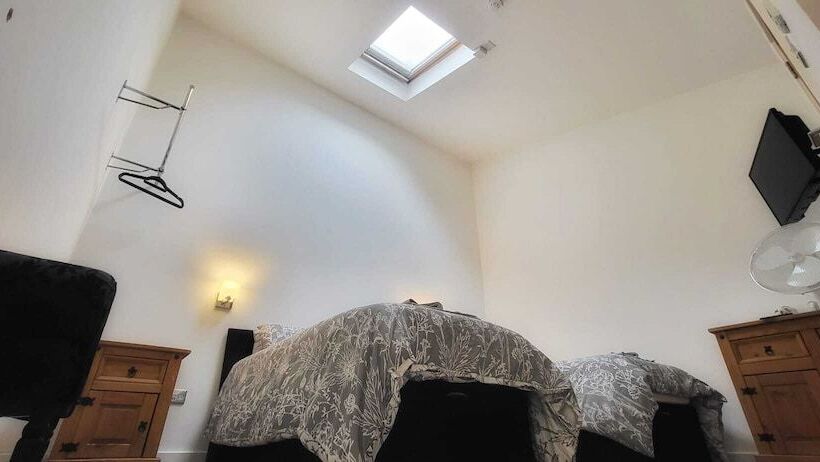 Deepcut Lodge Bed & Breakfast