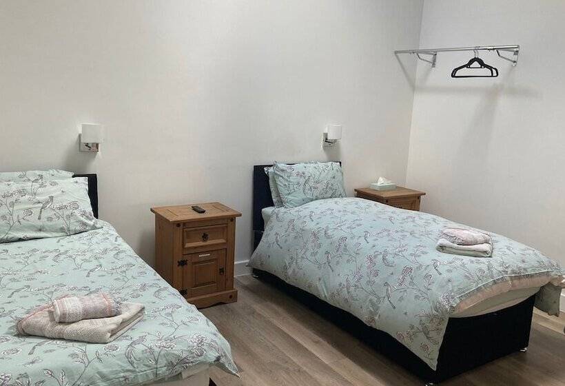 Deepcut Lodge Bed & Breakfast