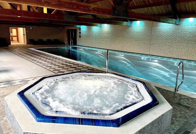 Отель Oak Boutique Lodge Includes Hot Tub, Air Con & Dog