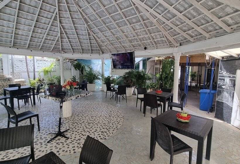 پانسیون Little Savoy Guest House
