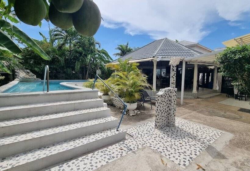 پانسیون Little Savoy Guest House