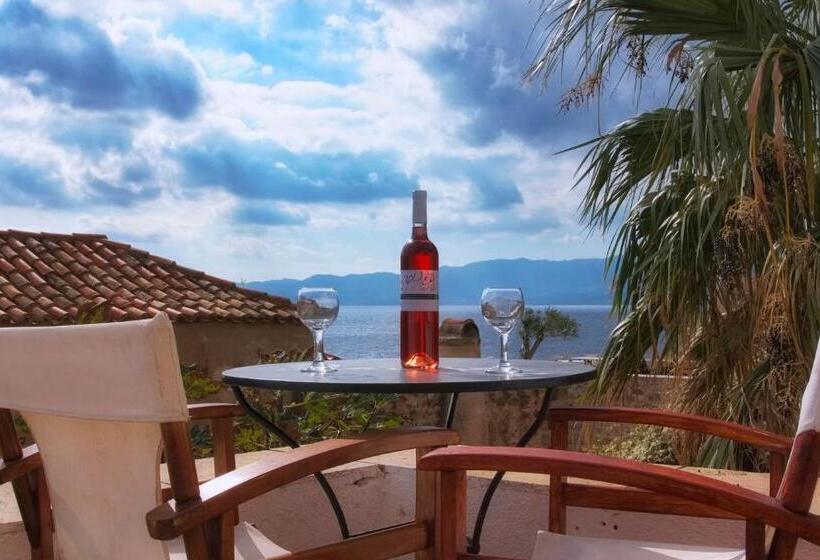 پانسیون Menexes Suites Monemvasia