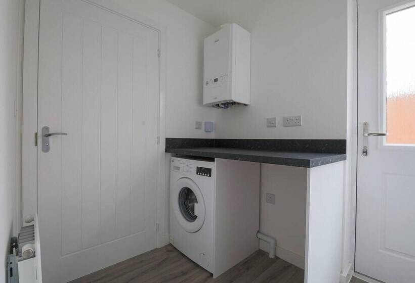 اقامتگاه Beautiful 4 Bed House 15 Mins To Cardiff & Newport