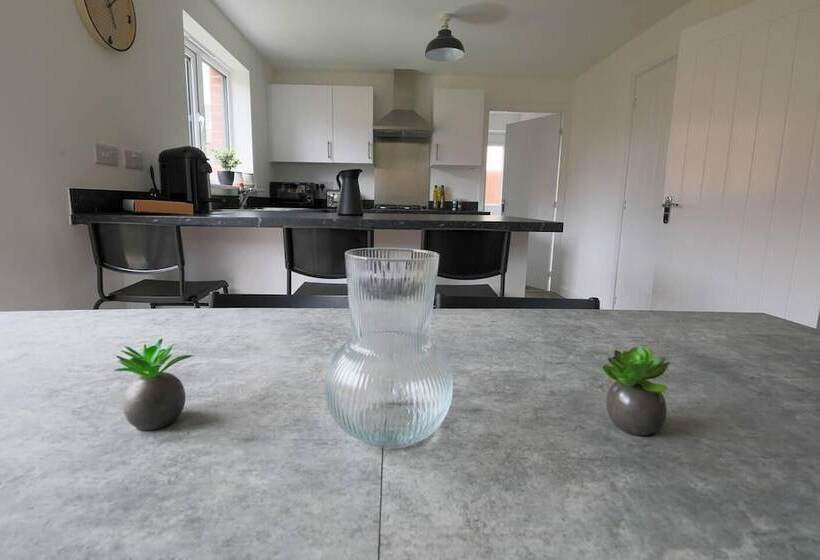 اقامتگاه Beautiful 4 Bed House 15 Mins To Cardiff & Newport