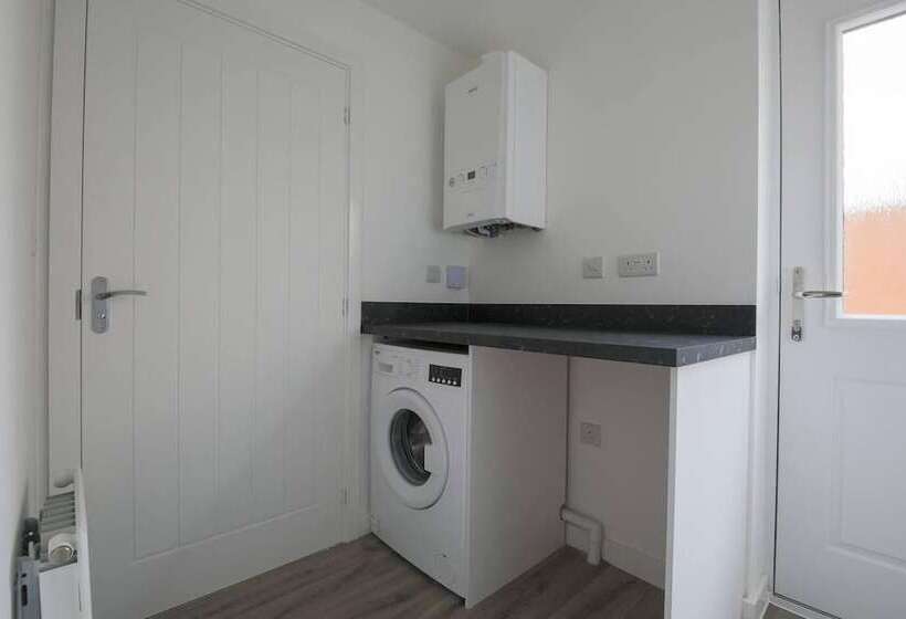 اقامتگاه Beautiful 4 Bed House 15 Mins To Cardiff & Newport
