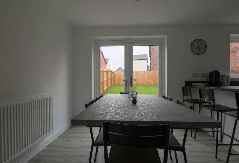 اقامتگاه Beautiful 4 Bed House 15 Mins To Cardiff & Newport