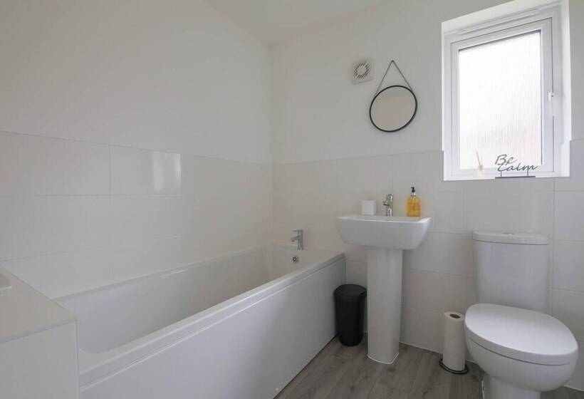 اقامتگاه Beautiful 4 Bed House 15 Mins To Cardiff & Newport
