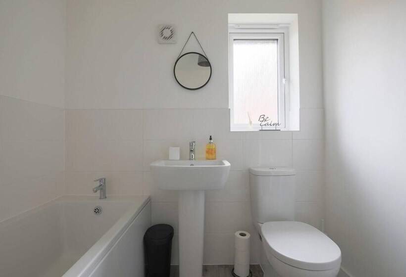 اقامتگاه Beautiful 4 Bed House 15 Mins To Cardiff & Newport
