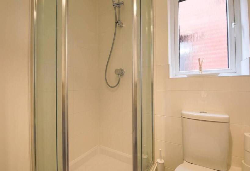 اقامتگاه Beautiful 4 Bed House 15 Mins To Cardiff & Newport