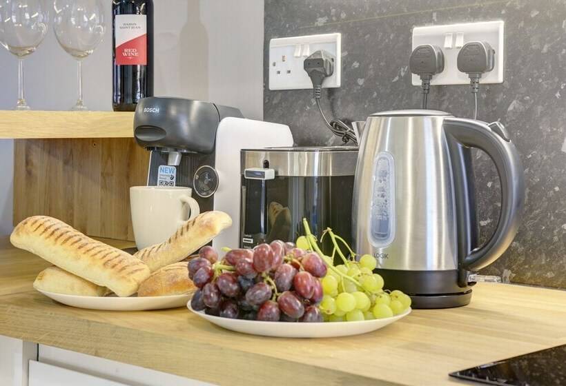 اقامتگاه Modern 2br House & Private Parking & Kid Friendly