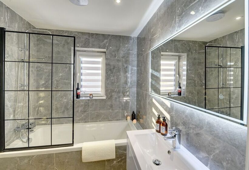 اقامتگاه Modern 2br House & Private Parking & Kid Friendly