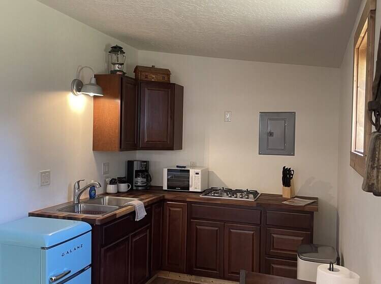 منتجع Travellers Rest Cabins And Rv Park