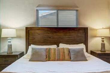 Amazing 4 Bdrm W/backyard Paradise In Scottsdale!