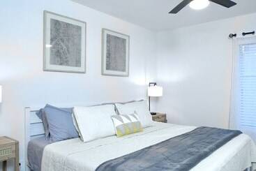 Beautiful 5 Bdrm Vacation Home W/heated Pool !