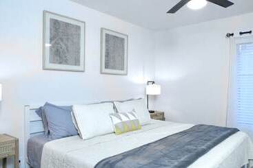 Beautiful 5 Bdrm Vacation Home W/heated Pool !