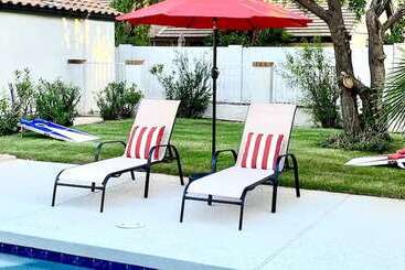 Beautiful 5 Bdrm Vacation Home W/heated Pool !