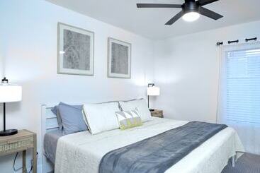 Beautiful 5 Bdrm Vacation Home W/heated Pool !