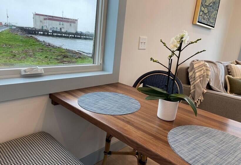 Cottages Above The Tide