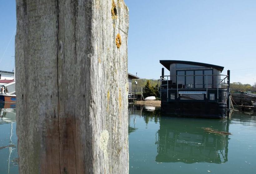 فندق Houseboat Eleuthera
