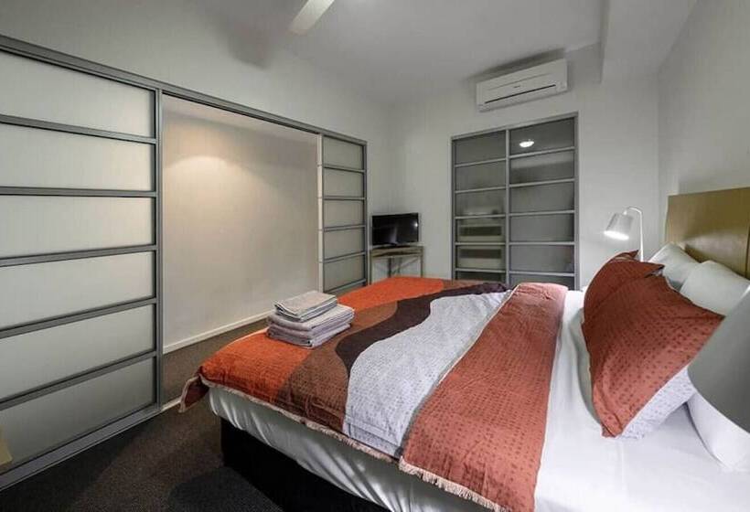 هتل Signatures On Knuckey